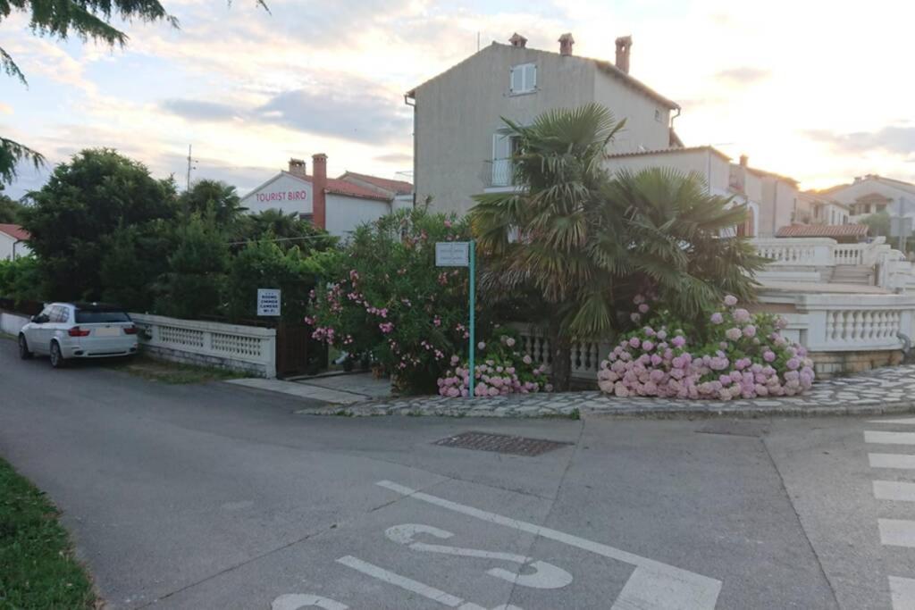 Near Beach - Apartments Marica - Studio Ровин Екстериор снимка